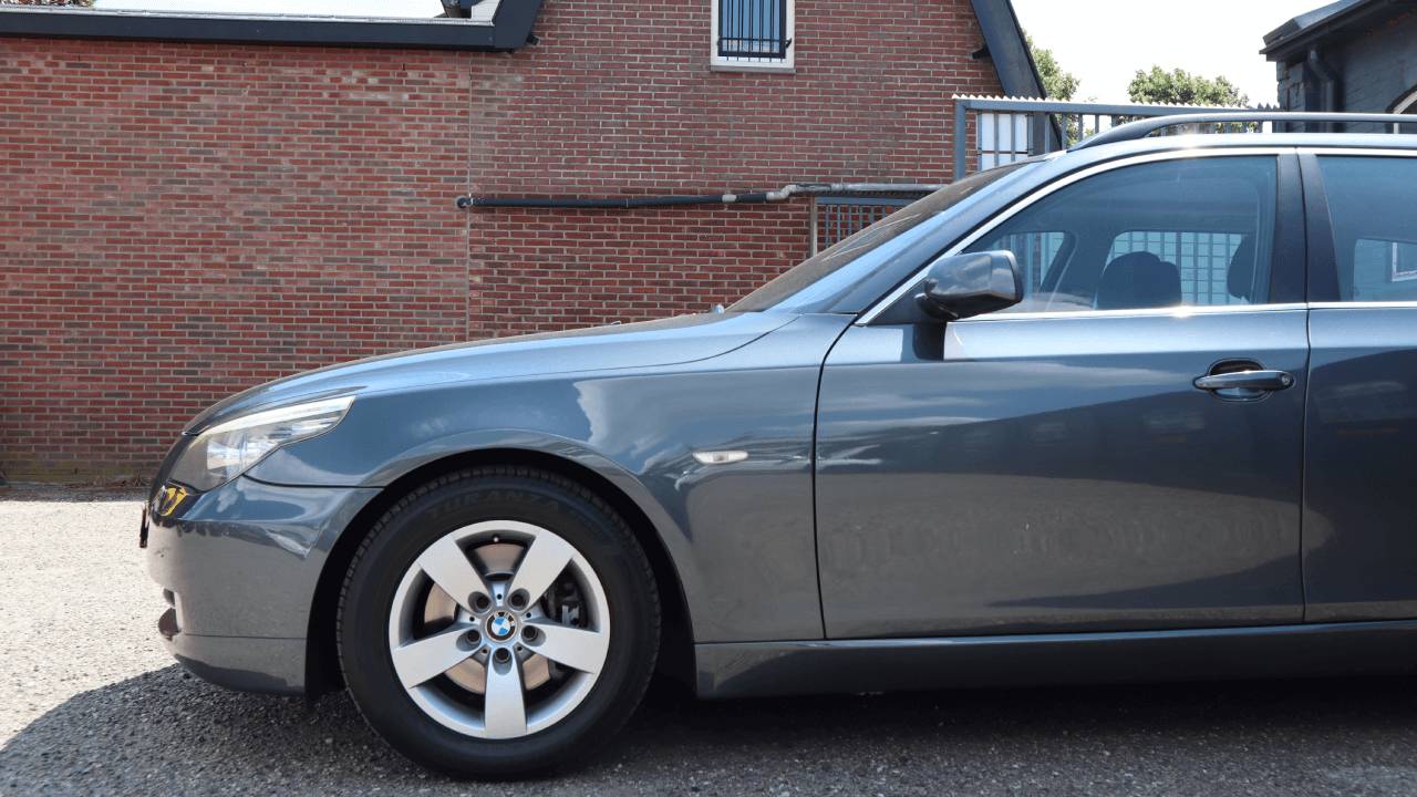 Een verzorgde auto, van binnen en buiten Een verzorgde auto, van binnen en buiten